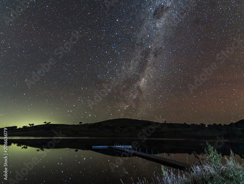 Foto Aurora Australis diffuse in the night sky with The Milky Way
