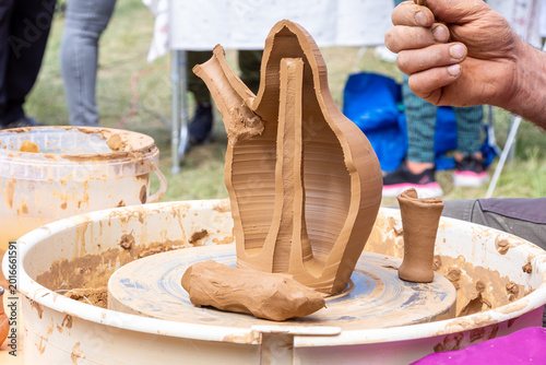 Foto Cross section of ceramic vessel reveals internal siphon mechanism on pottery whe