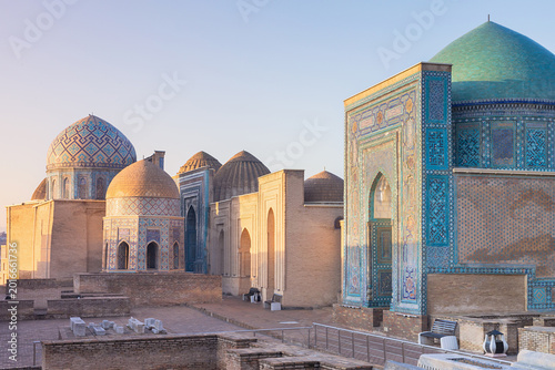 Foto Shah-i-Zinda necropolis mausoleums in Samarkand with turquoise domes and ornate tilework at golden hour