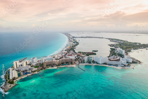 Canvas Print Aerial panoramic view of Cancun beach and hotel zone in Mexico