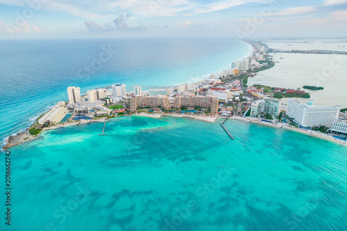 Foto Aerial panoramic view of Cancun beach and city hotel zone in Mexico