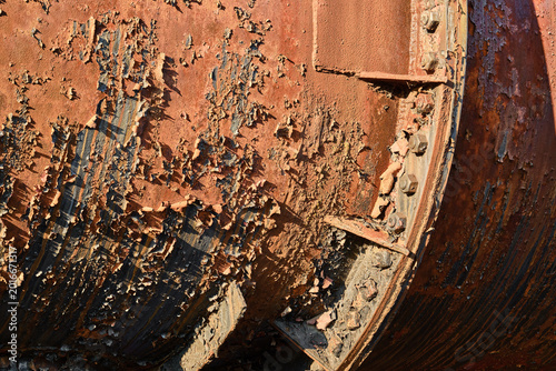 Obraz na plátně Peeling paint and rust on the massive pipes that are bolted together with the fl