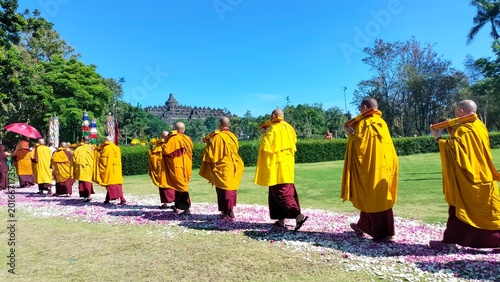 Foto A group of monks perform a Buddhist ritual and procession ahead of Vesak Day at Borobudur Temple