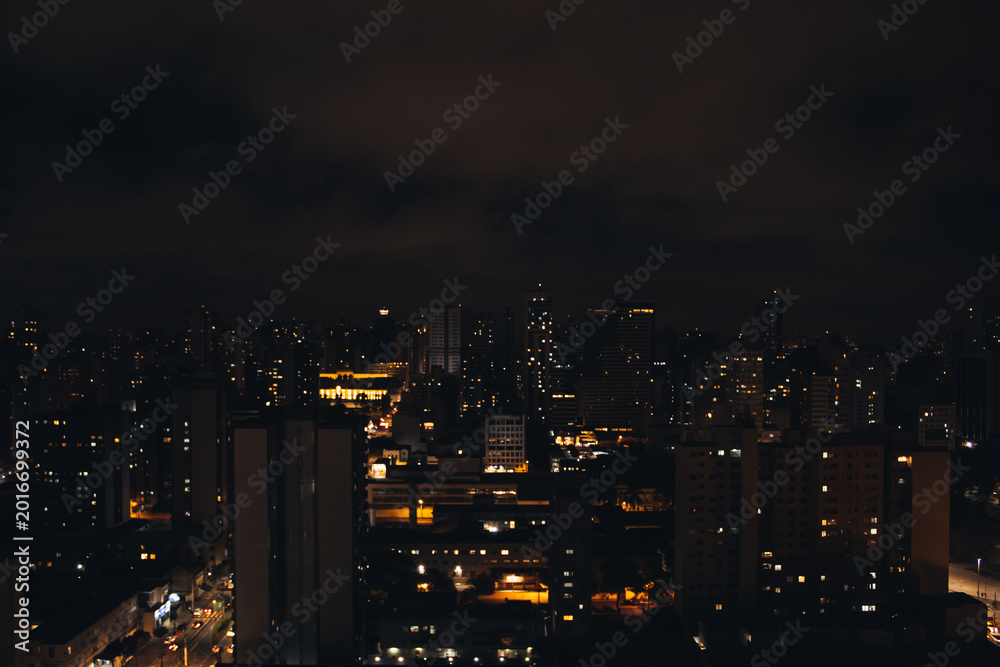 Obraz premium Paisagem Urbana Noturna e Escura de Curitiba com Luzes da Cidade