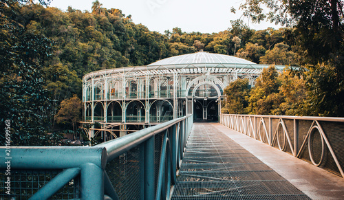 Tableau sur toile Curitiba Wire Opera House on Pedestrian Bridge