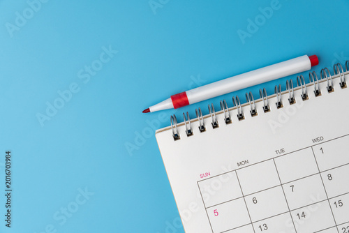 Foto Top down view of a monthly calendar page with a red marker pen