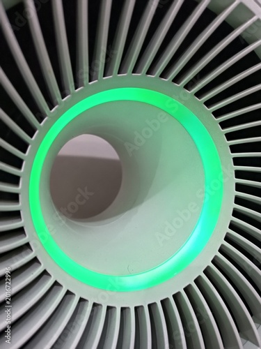 Fényképezés The image shows the top view of a modern air purifier