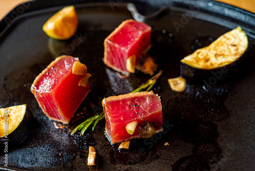 Bilde på lerret Savoring gourmet tuna cubes with zesty lemon and fresh herbs on a sizzling grill