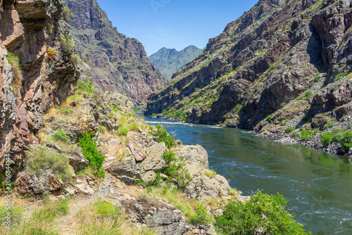 Foto Rough Trail On The Banks Of Snake River At The Bottom Of Hells Canyon