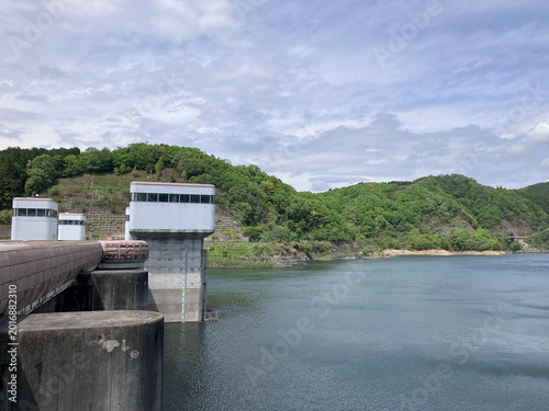 三重県名張市の比奈知ダムとダム湖