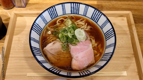 Tableau sur toile チャーシューの乗った醤油ラーメン