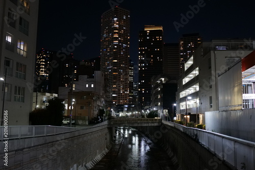 川に映るビル群