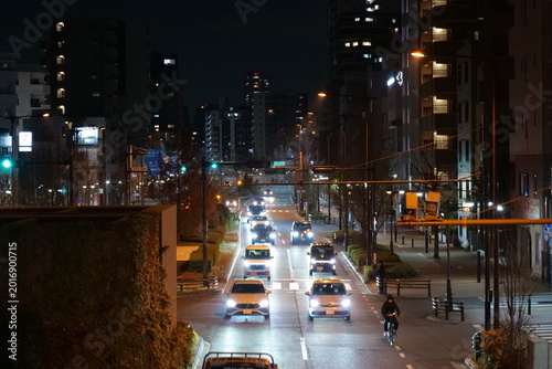 夜の街を走る車の光跡