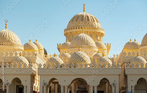 Cuadro en lienzo Golden domes rise into the clear blue sky above the Al Mina Mosque in Hurghada, Egypt, with an intricate pattern placed in a sunny spot