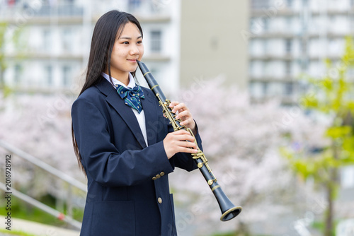 クラリネットを吹く中学生