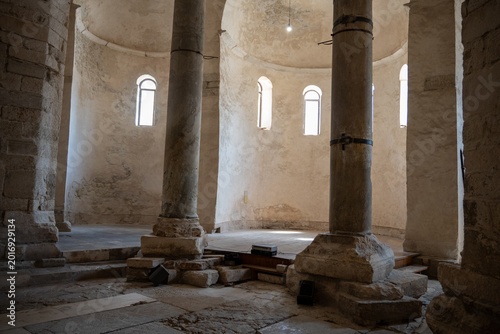 Foto Interior columns and windows in Saint Donatus Church, Zadar