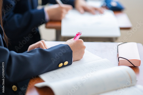 授業を受ける中学生の手元