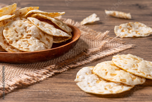 Photos Macro shot of tempeh chips on a wooden plate with burlap texture