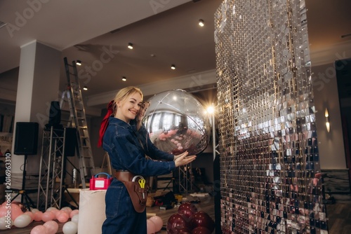 Fotografía Woman event decorator preparing silver sequin wall decoration