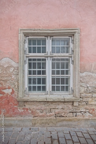 Fotografia Traditional cross-window design, a style characterized by a vertical mullion and a horizontal transom that divide the opening into four primary sections, Saaremaa, Estonia, Europe