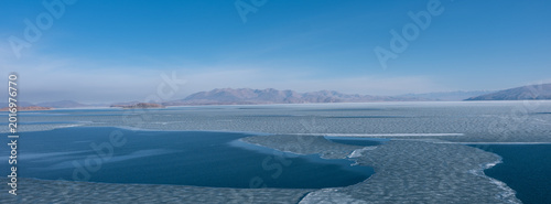 Fotografija Frozen lakes and mountains in the uninhabited region of Tibet