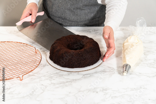 Fotografia Creamy Bliss - Chocolate Bundt Cake with Frosting