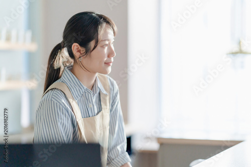 カフェで働く女性
