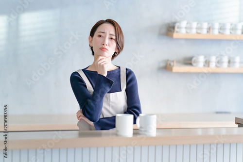 キッチンで考える女性