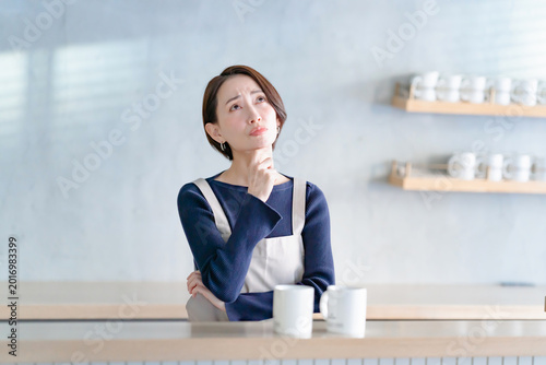 キッチンで考える女性