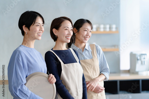 カフェで働く女性