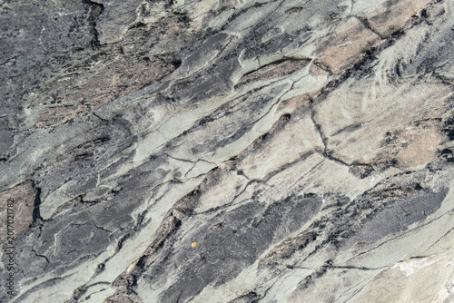 Foto Natural stone surface displaying intricate textures and patterns, featuring a bl