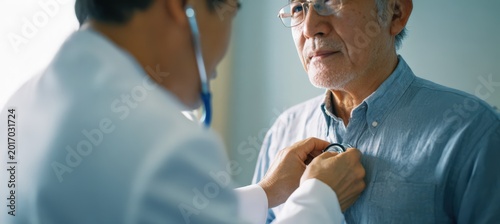 医師が患者を診察