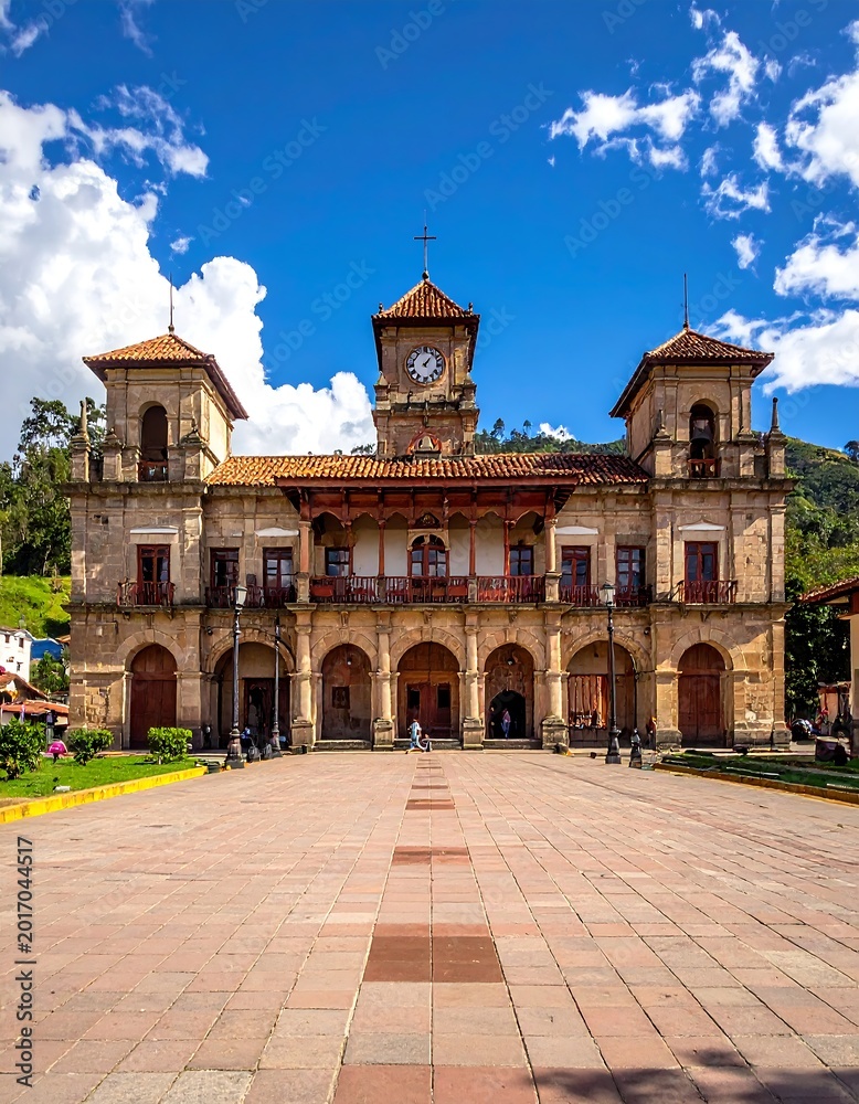 Fototapeta premium A large, ornate building with a clock tower and arched entranceways