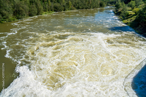 Das ausströmende Wasser des Lech am Wasserkraftwerk bei Kinsau, zwischen Landsberg und Schongau