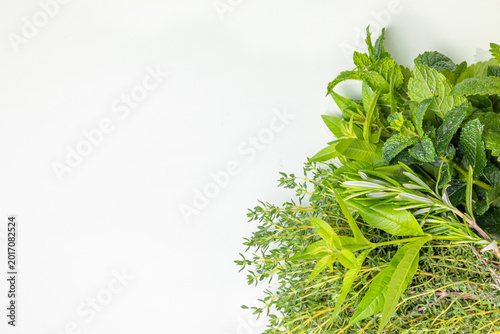 Foto A bright, fresh studio photograph featuring an abundant arrangement of mixed fre