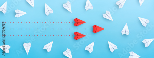 Tableau sur toile Business for innovative solution, teamwork concept with red paper planes
