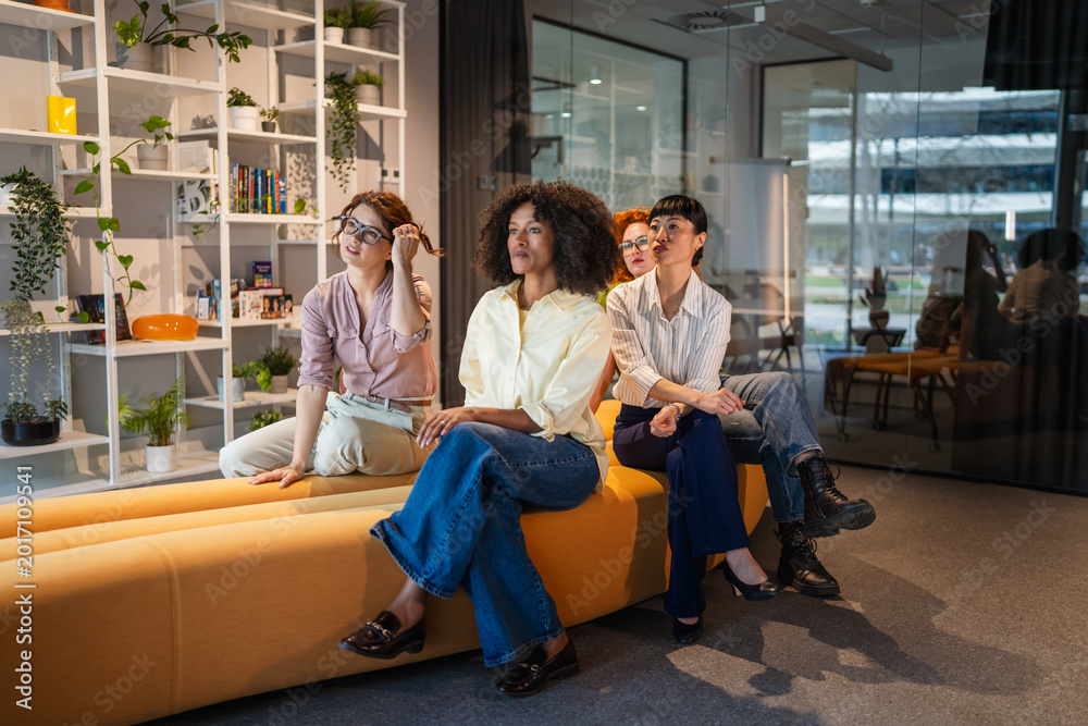 Naklejka premium Diverse women collaborating during an informal office meeting