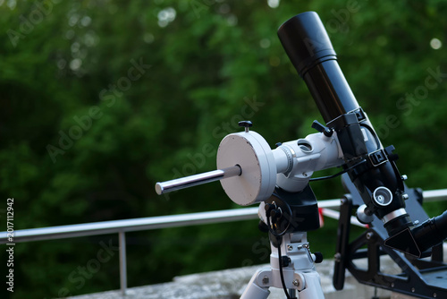 Foto Astronomy telescope on a tripod in use outdoors, capturing the experience of amateur stargazing and night sky observation
