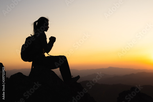 Obraz na płótnie Silhouette of a women is praying to God on the mountain