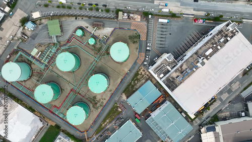 Foto 工場、産業、タンク、石油、原油、備蓄、天然ガス、資源、製造業、化学、空撮、俯瞰、ドローン、ハイアングル、展望、パノラマ、風景、景観、景色、鳥瞰図、上から見た、見