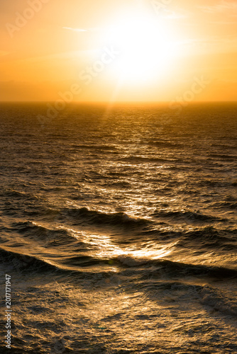Tableau sur toile Golden hour seascape with sun setting on horizon Portugal