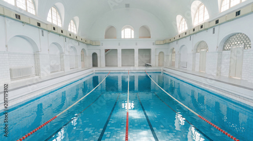 Canvas-taulu Eine prachtvolles, restauriertes, historisches Schwimmbad aus der deutschen Kais