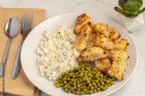 Εκτύπωση καμβά haddock bites  with  seasoned rice  and peas