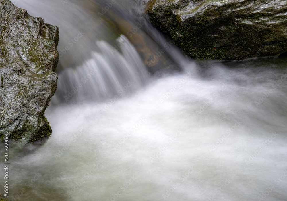 Obraz premium A beautiful Quebec waterfall on a rainy day