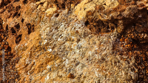 Foto Close-up of natural crystalline quartz veins in reddish Mediterranean rock on Ma