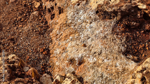 Foto Close-up of natural crystalline quartz veins in reddish Mediterranean rock on Ma