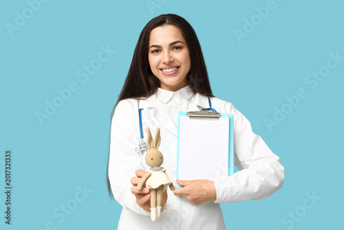 Portrait of female doctor w...