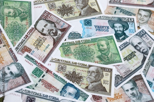 Foto Cuban peso money banknotes pile on table