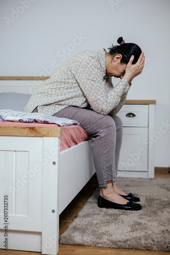Foto Depressed mature woman experiencing menopause or perimenopause