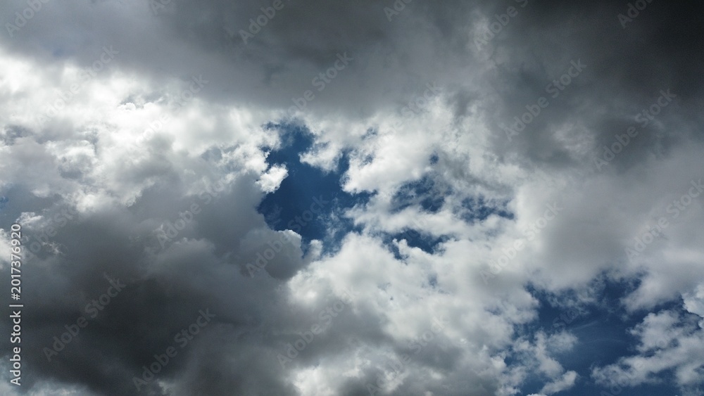 Obraz premium gllomy sky with dark gray clouds 
